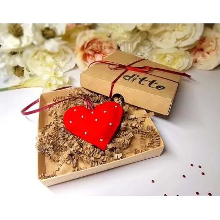 Heart with beads in a gift box, red/white
