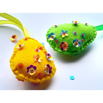 Felt Easter egg with flowers